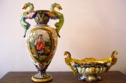 Anfora e centrotavola in ceramica artistica a raffaellesche