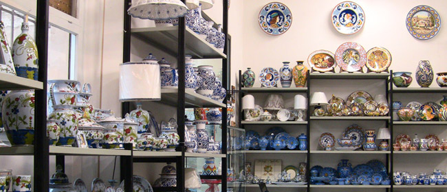 vasta esposizione di ceramiche di Faenza
