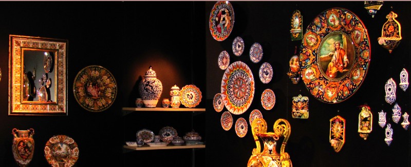 ceramica artistica in esposizione maiolica dipinta a mano