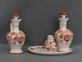 Oliera in ceramica decorata a "Ruggine" come da tradizione romagnola, insieme con aceto, pepe, sale e vassoietto ovale formano un grazioso servizio per la tavola
