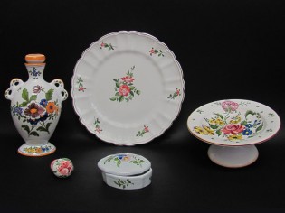 Ceramica con fiori, ultime roselline autunnali: una bottiglia, una alzatina per confetti, un piatto per una buona torta!