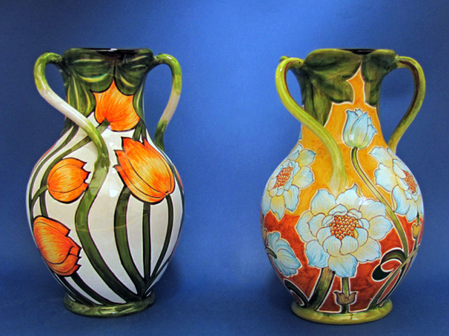 Coppia di vasi in ceramica dipinti a mano in stile Liberty Coppia di vasi in ceramica dipinti a mano in stile Liberty