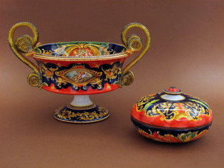 Centrotavola in ceramica con manici a serpe e scatola Centrotavola in ceramica con manici a serpe e scatola