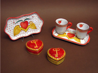 Cuore Alato e Chiave dipinti su oggetti in ceramica Cuore Alato e Chiave dipinti su oggetti in ceramica