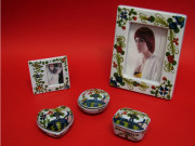 Scatole e cornici in ceramica con decori tradizionali Scatole e cornici in ceramica con decori tradizionali