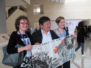 Inaugurazione della mostra a Luoyang - il Sindaco Artsita Wang ci omaggia di un suo dipinto Inaugurazione della mostra a Luoyang - il Sindaco Artsita Wang ci omaggia di un suo dipinto