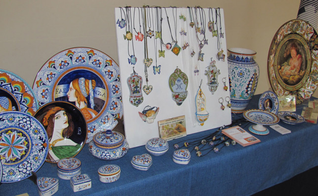 assortimento di ceramica di Faenza
