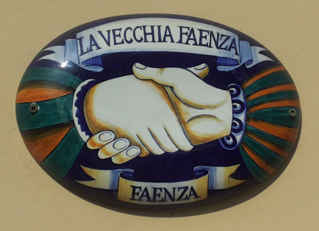 La Vecchia Faenza: mani intrecciate