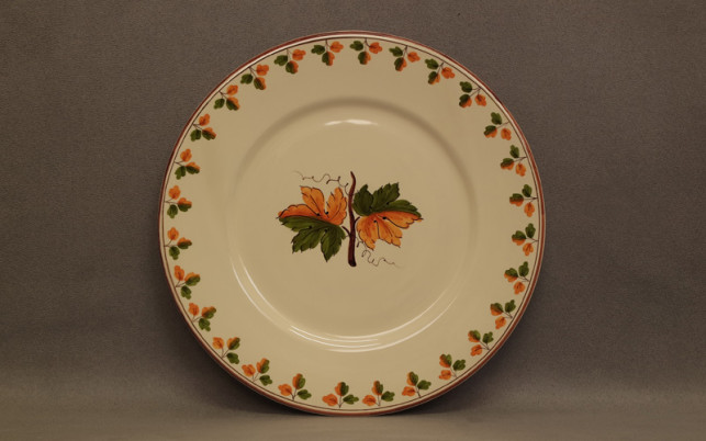 piatto in ceramica di Faenza decorato a Foglia di Vite
