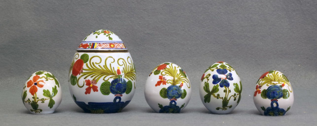 uova di Pasqua stile Garofano, ceramica di Faenza
