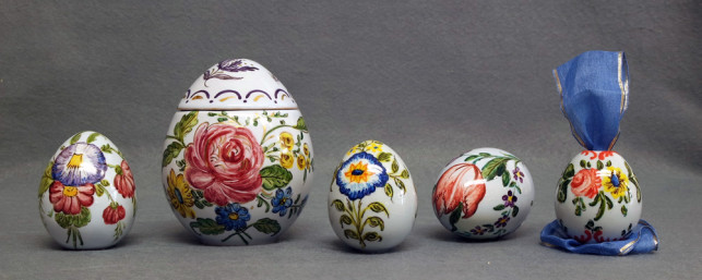 uova in ceramica di Faenza con fantasie floreali di ispirazione orientale