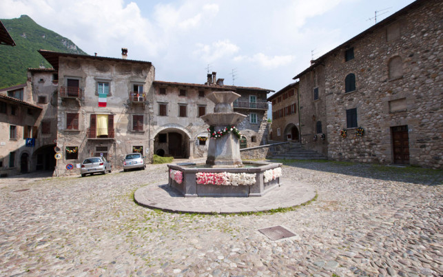 La bella piazza di Villa d'Ogna