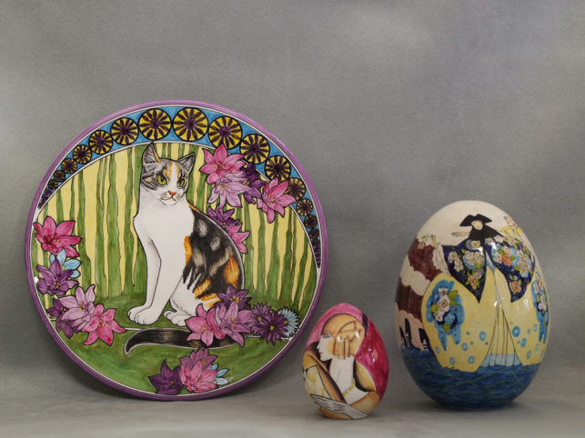 Piatto con gatto e due uova con figure di donne, ceramiche di Faenza