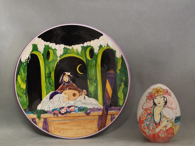 Piatto con suonatrice al chiaro di luna e uovo con figura di donna, ceramiche artistiche di Faenza