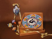 Piatto decorato e palle di Natale in ceramica