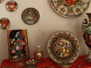 Ciotola con frutti e fiori e altre ceramiche