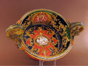 Centrotavola in ceramica con manici a serpe