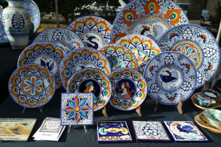 Piatti e formelle in ceramica di Faenza. Argilla Aubagne