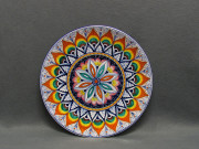 Piatto dipinto con Pavoncelle e decoro geometrico al centro ispirato dai motivi tradizionali della maiolica di Faenza.