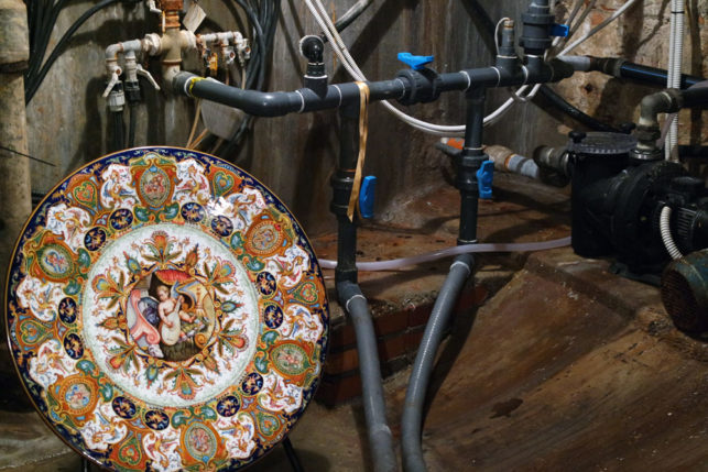 il nostro piatto raffaellesco fra gli ingranaggi della Fontana Monumentale di Faenza il piatto raffaellesco di La Vecchia Faenza collocato fra gli ingranaggi della Fontana Monumentale di Faenza