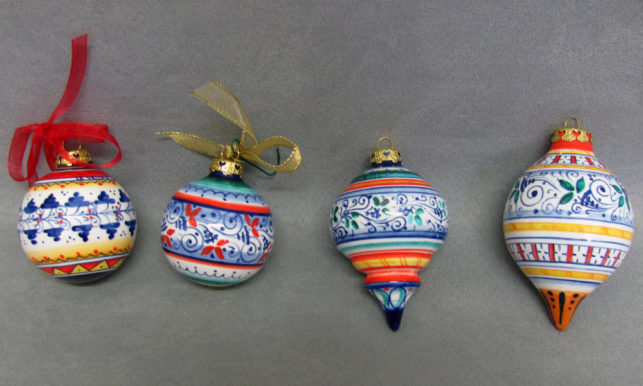 palline di Natale in maiolica dipinta a mano