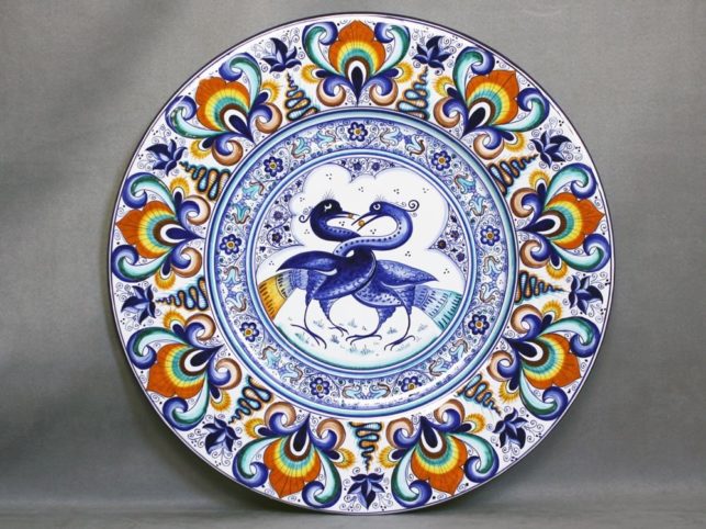 piatto in maiolica di Faenza con 2 astorre intrecciati