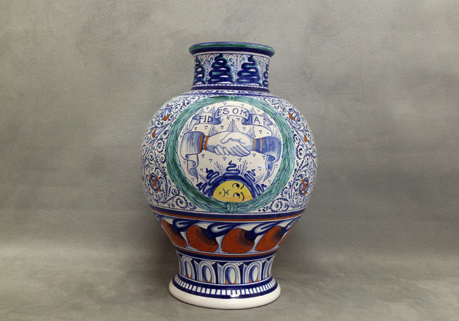 vaso in maiolica mani intrecciate e scritta fides omnia