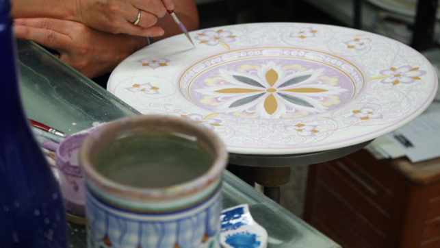 Decoration of an artistic ceramic plate