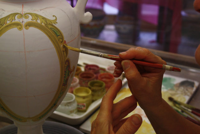 decorazione con pennello della ceramica artistica