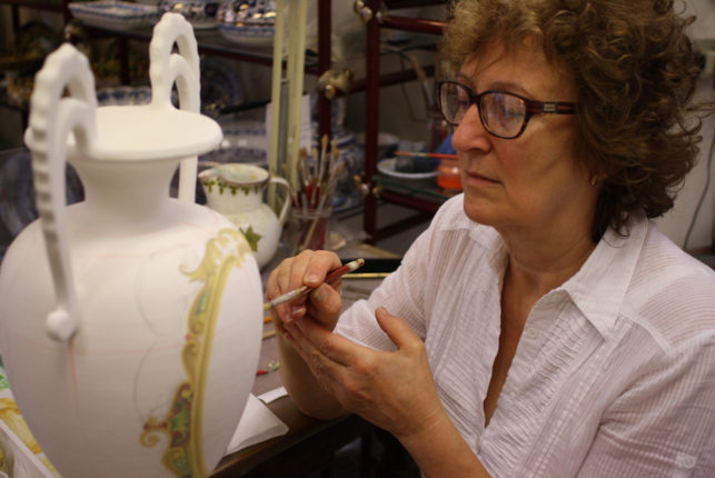 The ceramist Laura Silvagni decorates an amphora