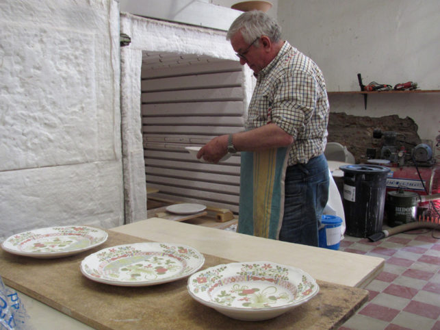 Preparing the kiln for cooking majolica