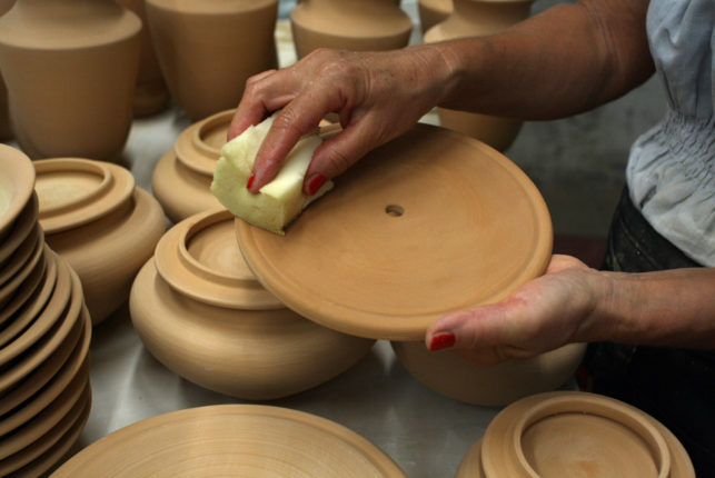 spugnatura del biscotto di ceramica prima della smaltatura