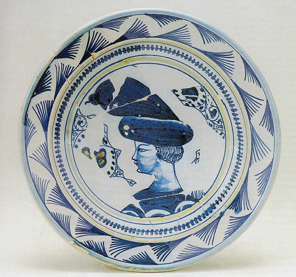 piatto con cavetto in maiolica, Faenza, XV secolo