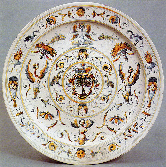 bacile in ceramica decorato a raffaellesche. faenza, xvii secolo