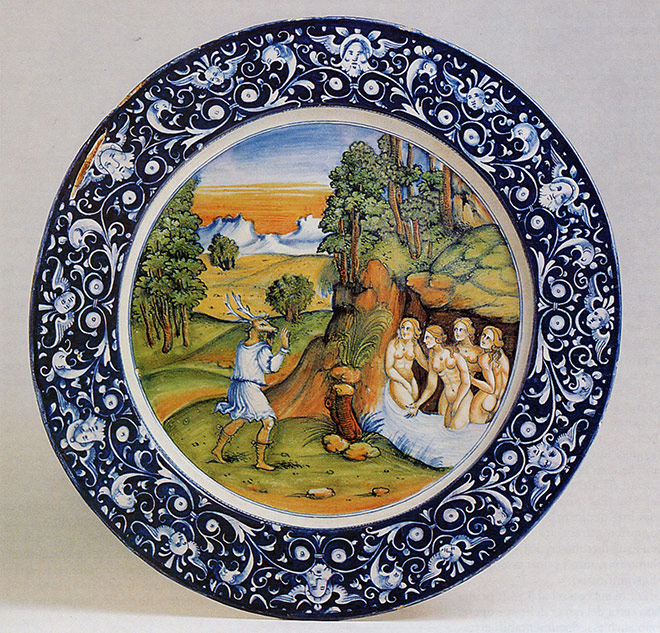 Piatto con ornato a grottesche e cavetto istoriato con raffigurazione di “Atteone mutato in cervo”, 1530-1535.