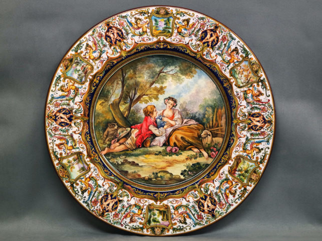 grande piatto ornamentale con scena pastorale di Boucher