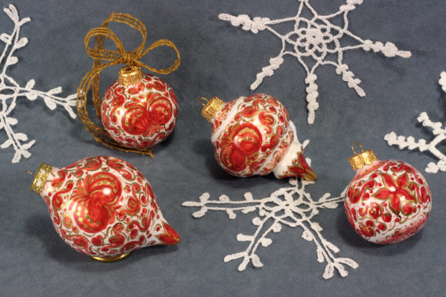 palle di natale rosse e oro in ceramica artistica decorata a mano