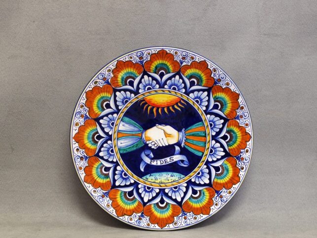 piatto ceramica "fides" mani intrecciate