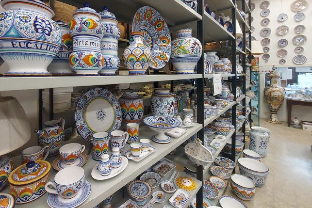 scaffali di ceramiche a palmetta e a pavona - la vecchia faenza