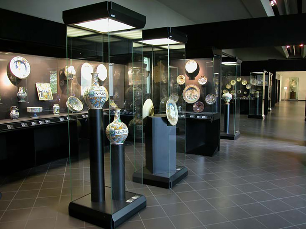la Sala del Rinascimento italiano al MIC - Museo Internazionale delle Ceramiche di Faenza
