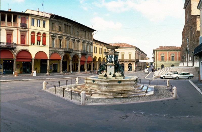 piazza della libertà e la fontana monumentale di faenza