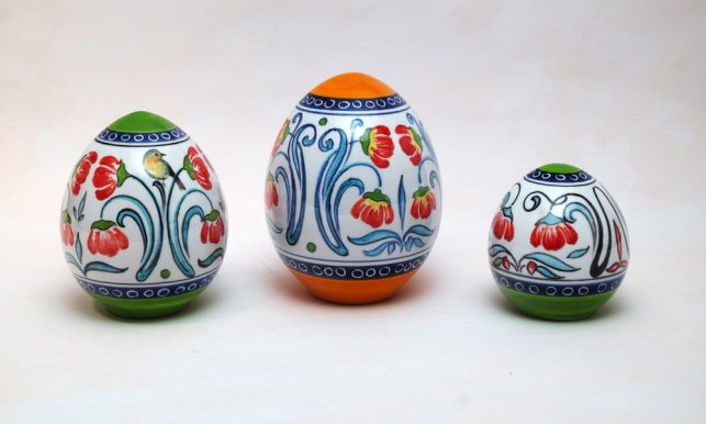 easter eggs with flowers, orange and green colors, La Vecchia Faenza ceramics