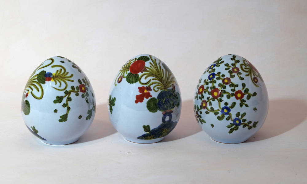 3 Easter eggs Garofano, La Vecchia Faenza ceramics