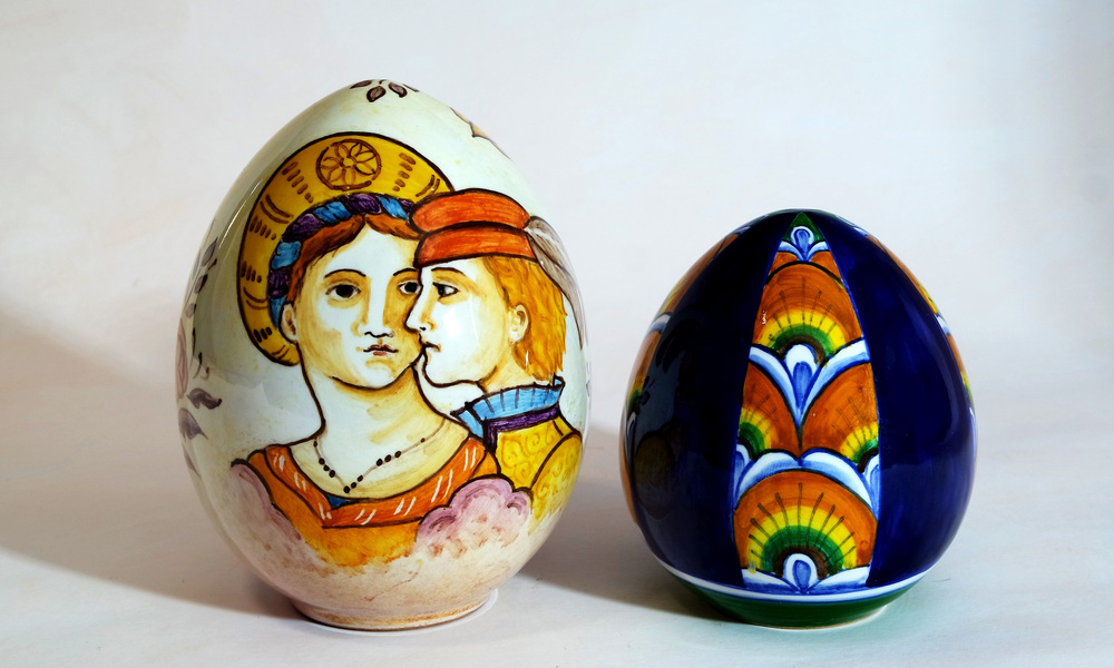 Easter egg with Renaissance half busts and peacock, La Vecchia Faenza ceramics