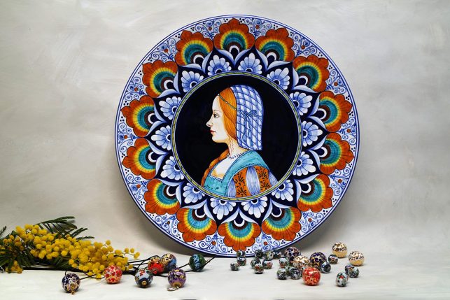 Bella Donna plate and spindles in Faenza ceramic