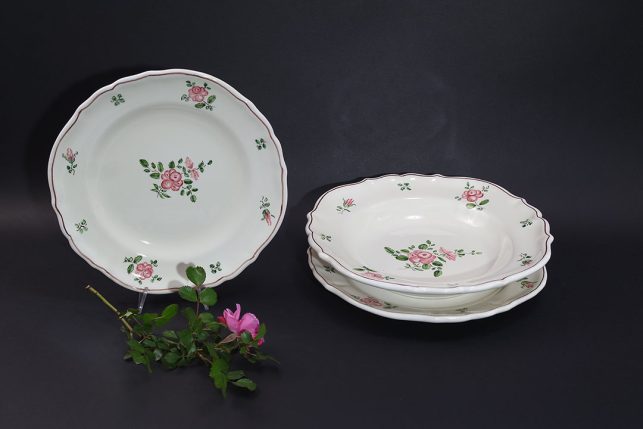 servizio di piatti in ceramica da tavola decorati con Rosellina