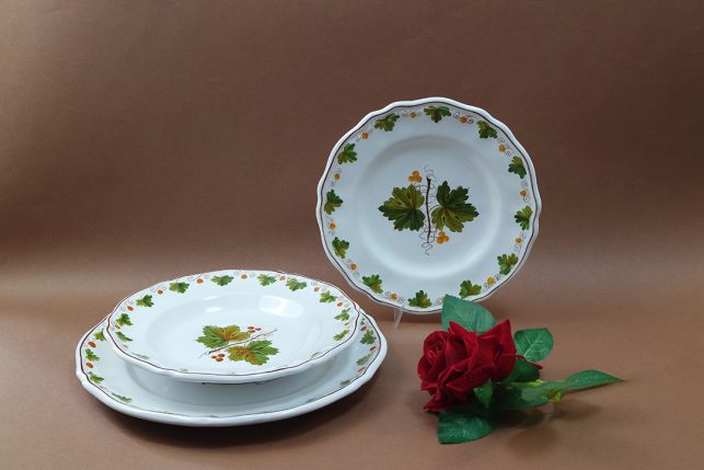servizio piatti in ceramica decoro Foglia di Vite