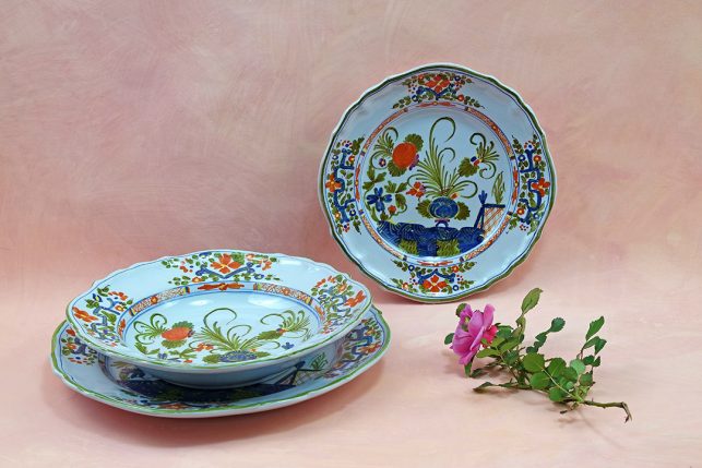 servizio piatti in ceramica decoro Garofano