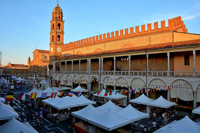 Panoramica di Piazza del Popolo (Faenza) durante un'edizione di Argillà
