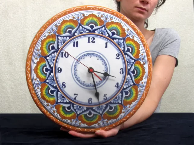 orologio da muro in ceramica di faenza